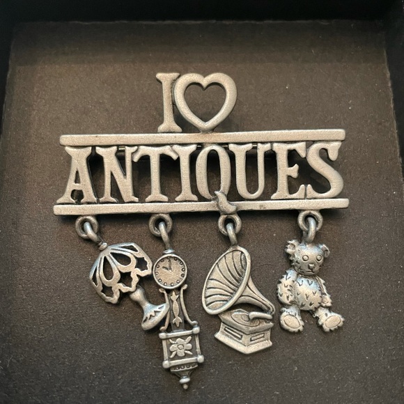 j j jonette Jewelry - Vintage Brooch